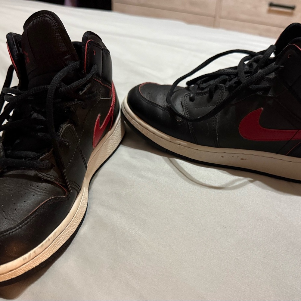 Nike Men's Black and Red High-Top Sneakers